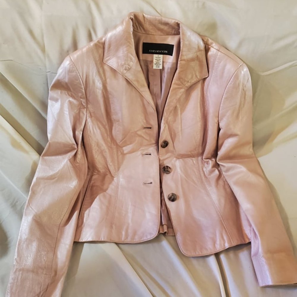 Fitted pink leather jacket, super cute